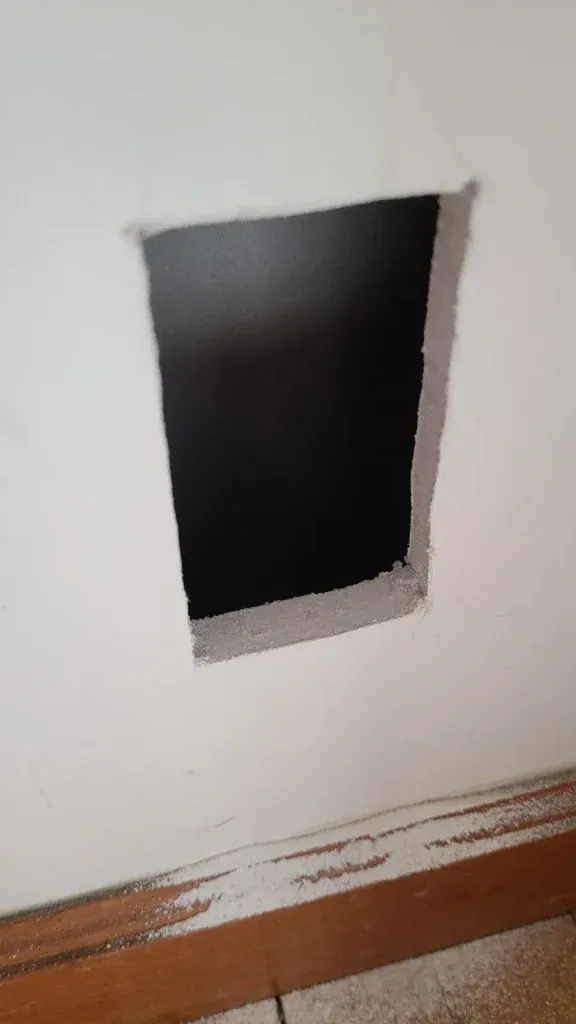 壁に穴をあけた画像