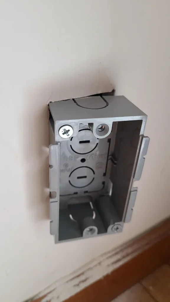 穴が小さくてコンセントボックスが入らない