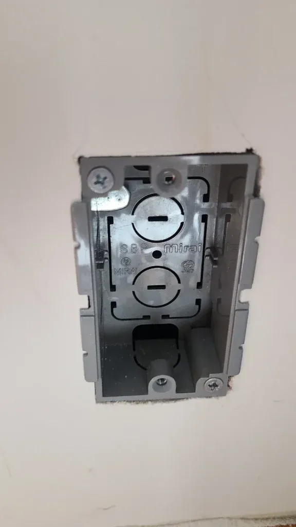 何とか壁に埋め込むことが出来た