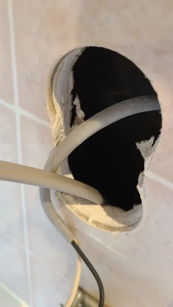 穴に追加のVVFケーブルを差し込む