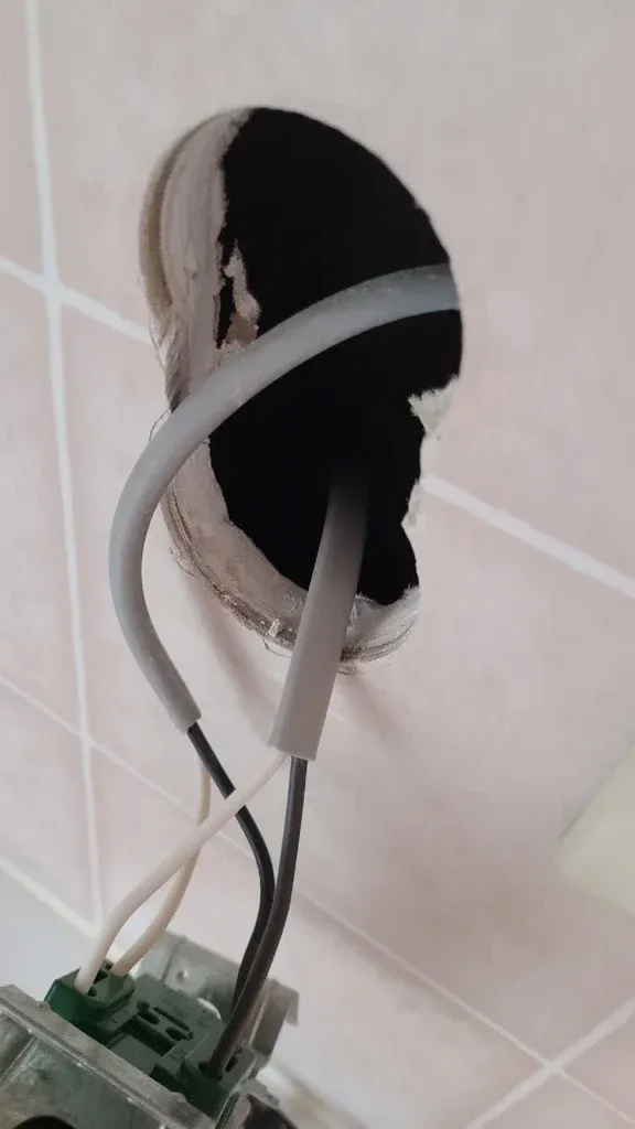 追加したVVFケーブルをコンセントに接続