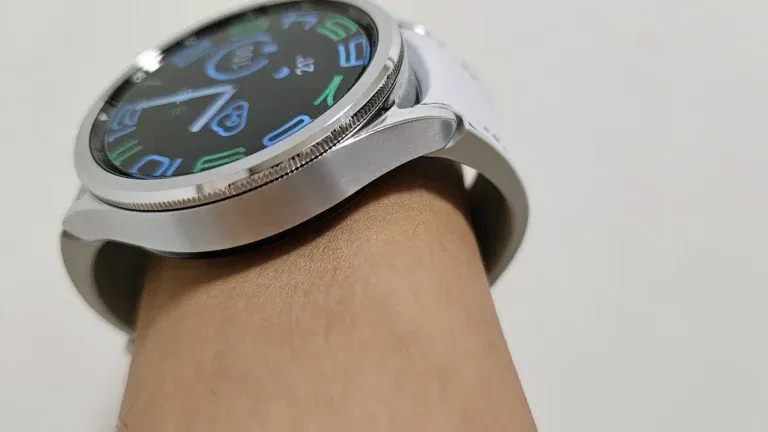 Galaxy Watch 6 の装着時写真。手首とバンドの間に隙間がある